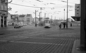 Motrice 7117 (ligne 13) Esplanade gare du Nord Jacques Cohn - 12/1959 Collection MTUB