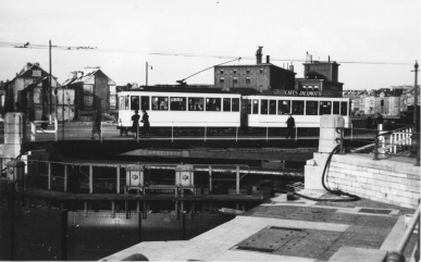 Motrice 1766 (ligne 85) Pont chaussée de Ninove 18/09/1940 - Auteur inconnu Collection MTUB