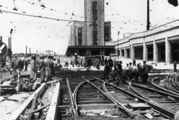 Travaux de voies Esplanade de la gare du Nord Date et auteur inconnus Collection MTUB