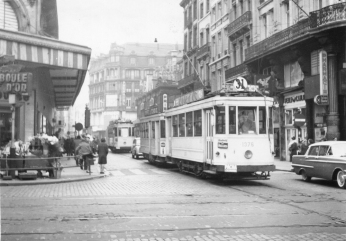 Motrice 1376 (ligne 31 barré) 13/02/1961 - Rue du Marché aux Poulets Auteur inconnu Collection MTUB