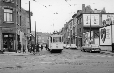 Motrice 1232 (ligne 76) Rue de la Promenade Jacques Cohn - 12/1967 Collection MTUB