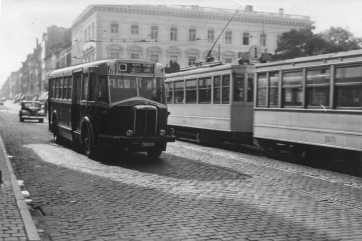 Autobus Minerva 101 (ligne O) Rue Royale (Place du Congrès) 10/1947 - Auteur inconnu Collection MTUB