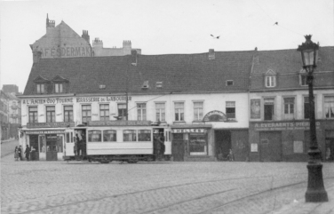 Motrice (ligne 80) 1930 - Place Sainte-Croix (Flagey) Auteur inconnu Collection MTUB