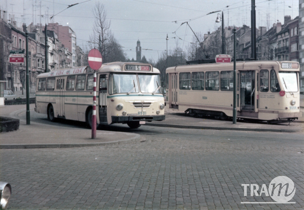 Autobus 8901 et motrice 9084 Place Princesse Elisabeth (gare de Schaerbeek) Date et auteur inconnus Collection MTUB
