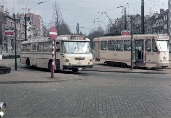 Autobus 8901 et motrice 9084 Place Princesse Elisabeth (gare de Schaerbeek) Date et auteur inconnus Collection MTUB
