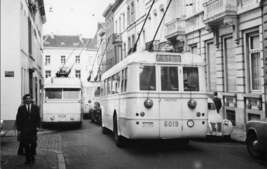 Trolleybus 6018 et 6019 (ligne 54) Rue Caroly R. Temmerman - 1962 Collection MTUB