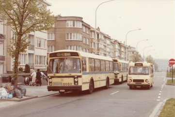 Autobus 8080 (ligne 30) et minibus 8908 Tomberg - 21/04/1982 Photo Albert Thonnard Collection MTUB