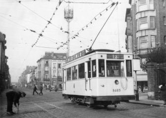 Motrice SNCV 9465 (ligne F) Avril 1949 - Rue des Etangs Noirs Auteur inconnu Collection MTUB